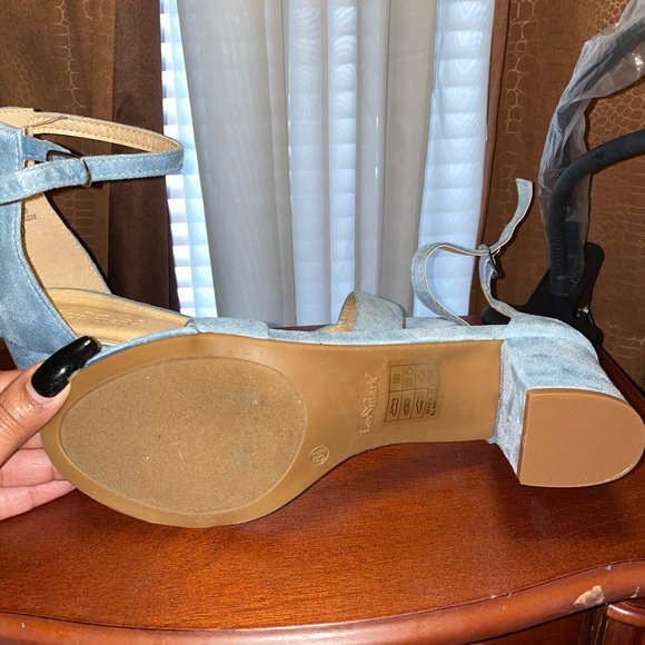 Jean blue 2 inch heels ...great condition! - Picture 2 of 2
